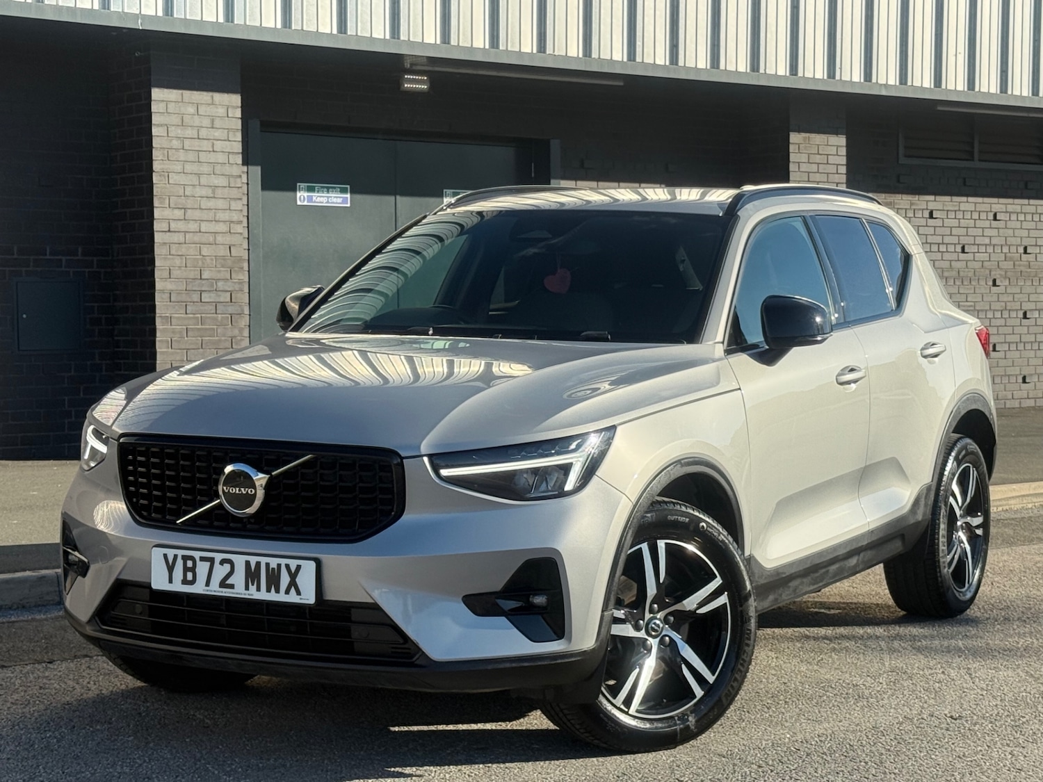Used Volvo XC40 2023 for sale - 77536256: Photo 2