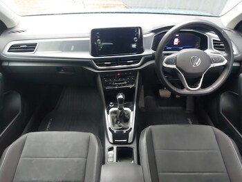 Used Volkswagen T-Roc 2023 for sale - 76165449: Photo 2