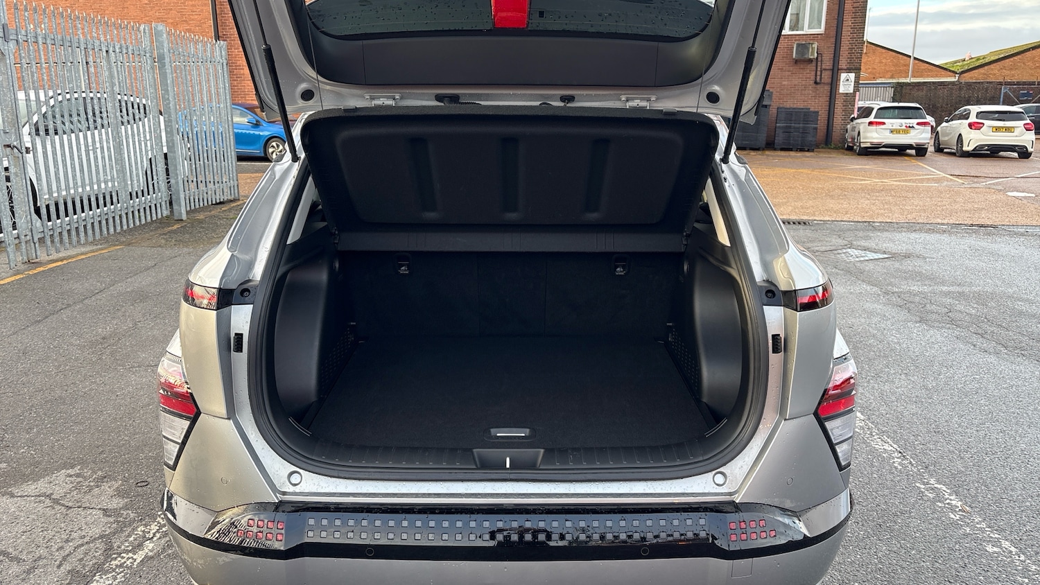 Used Hyundai KONA 2025 for sale - 76894367: Photo 4