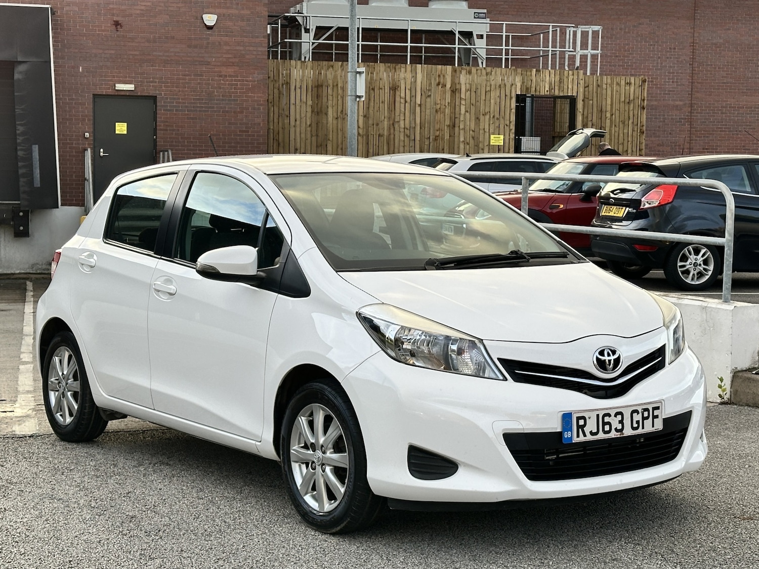 Used Toyota Yaris 2013 for sale - 76439754: Photo 2