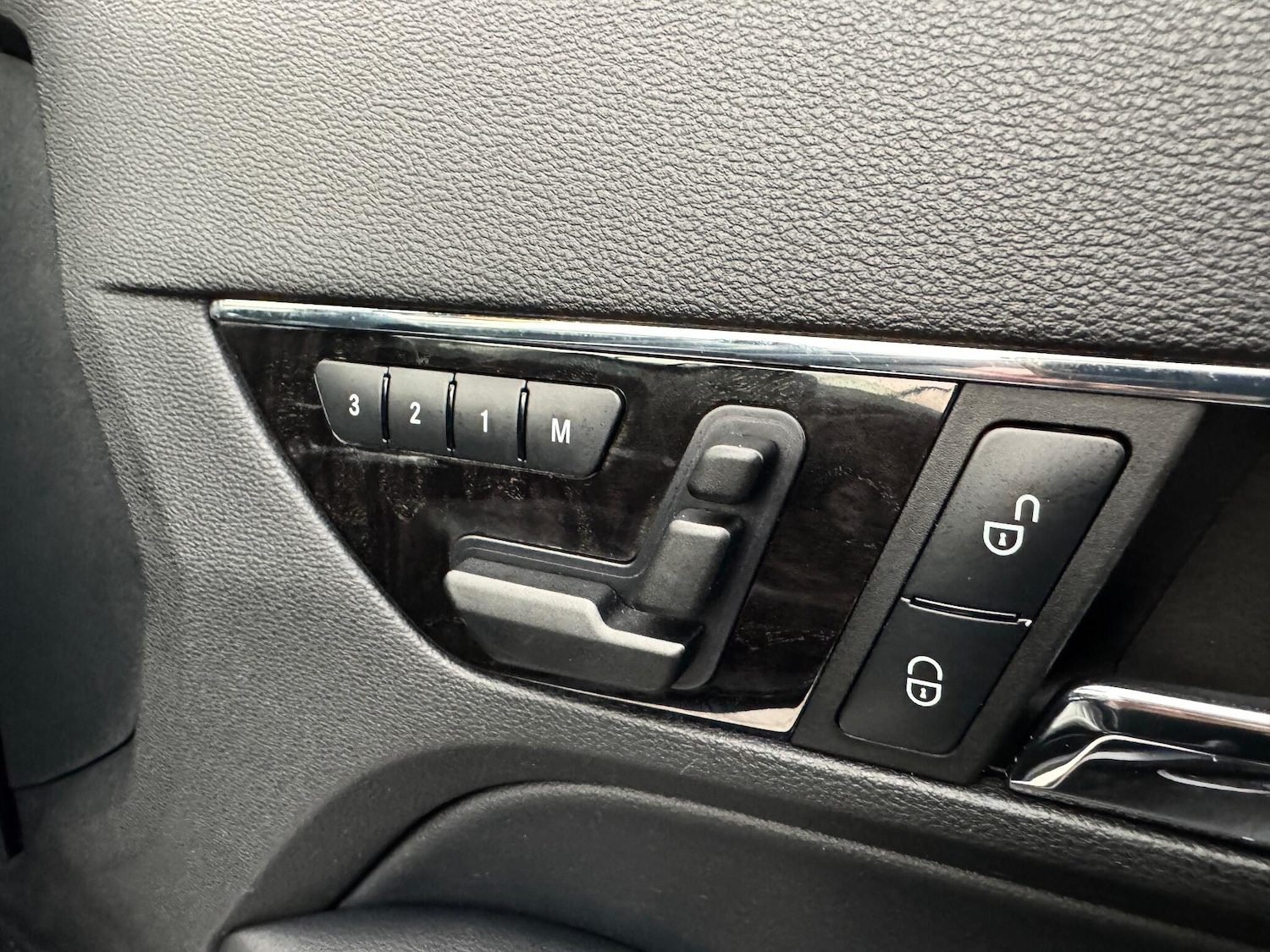 Used Mercedes-Benz E Class 2010 for sale - 76990687: Photo 30