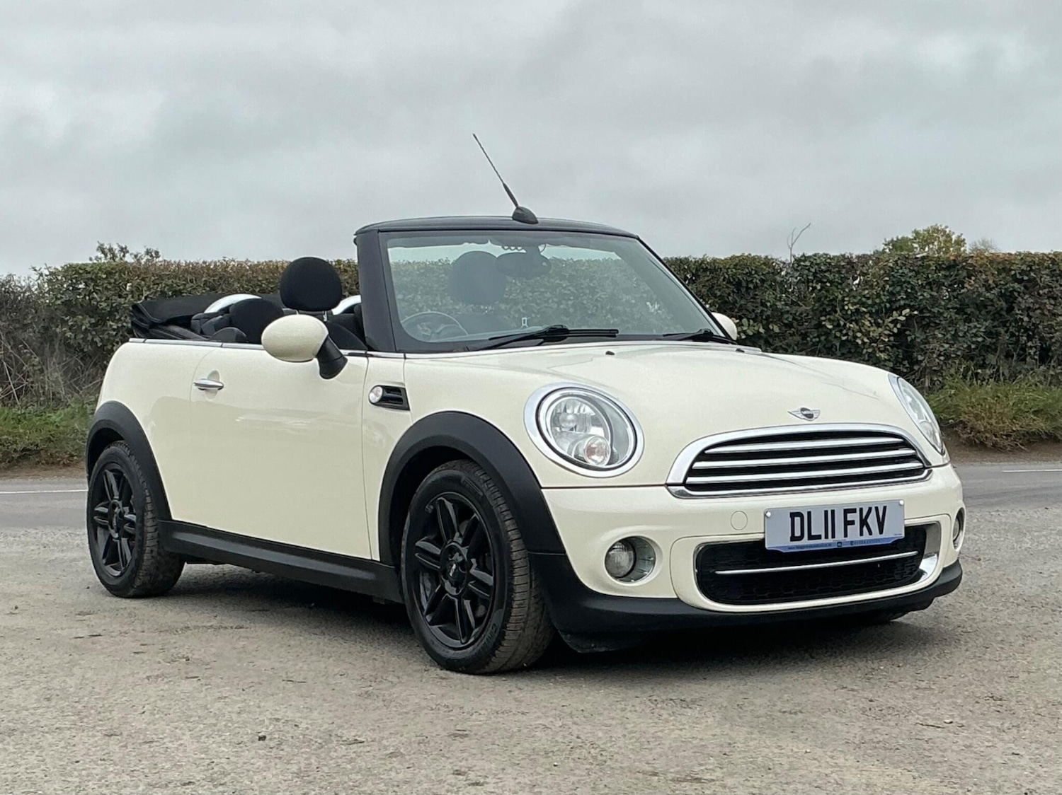 Used MINI Convertible 2011 for sale - 76457984: Photo 9