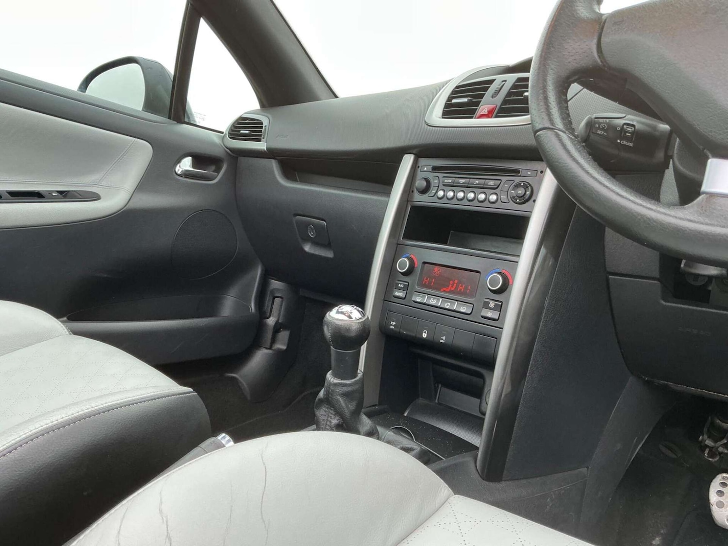 Used Peugeot 207 2012 for sale - 76858845: Photo 37