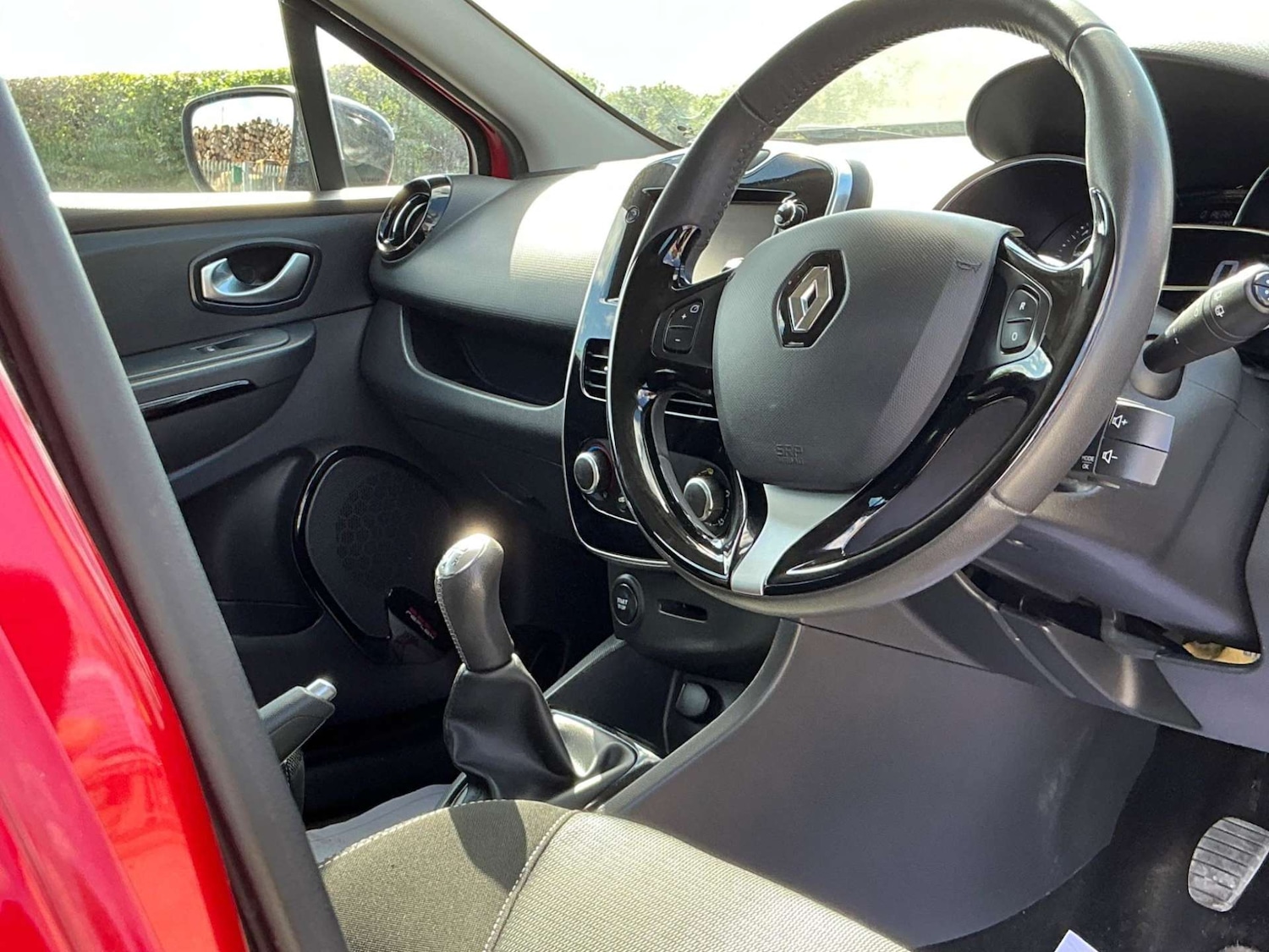 Used Renault Clio 2015 for sale - 76858868: Photo 29