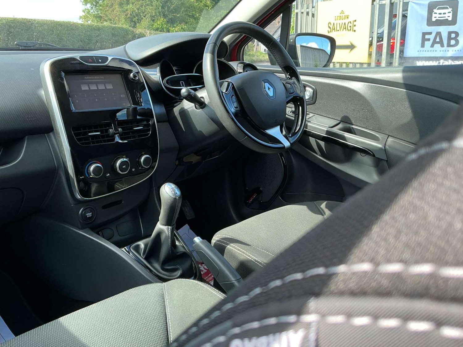 Used Renault Clio 2015 for sale - 76858868: Photo 39