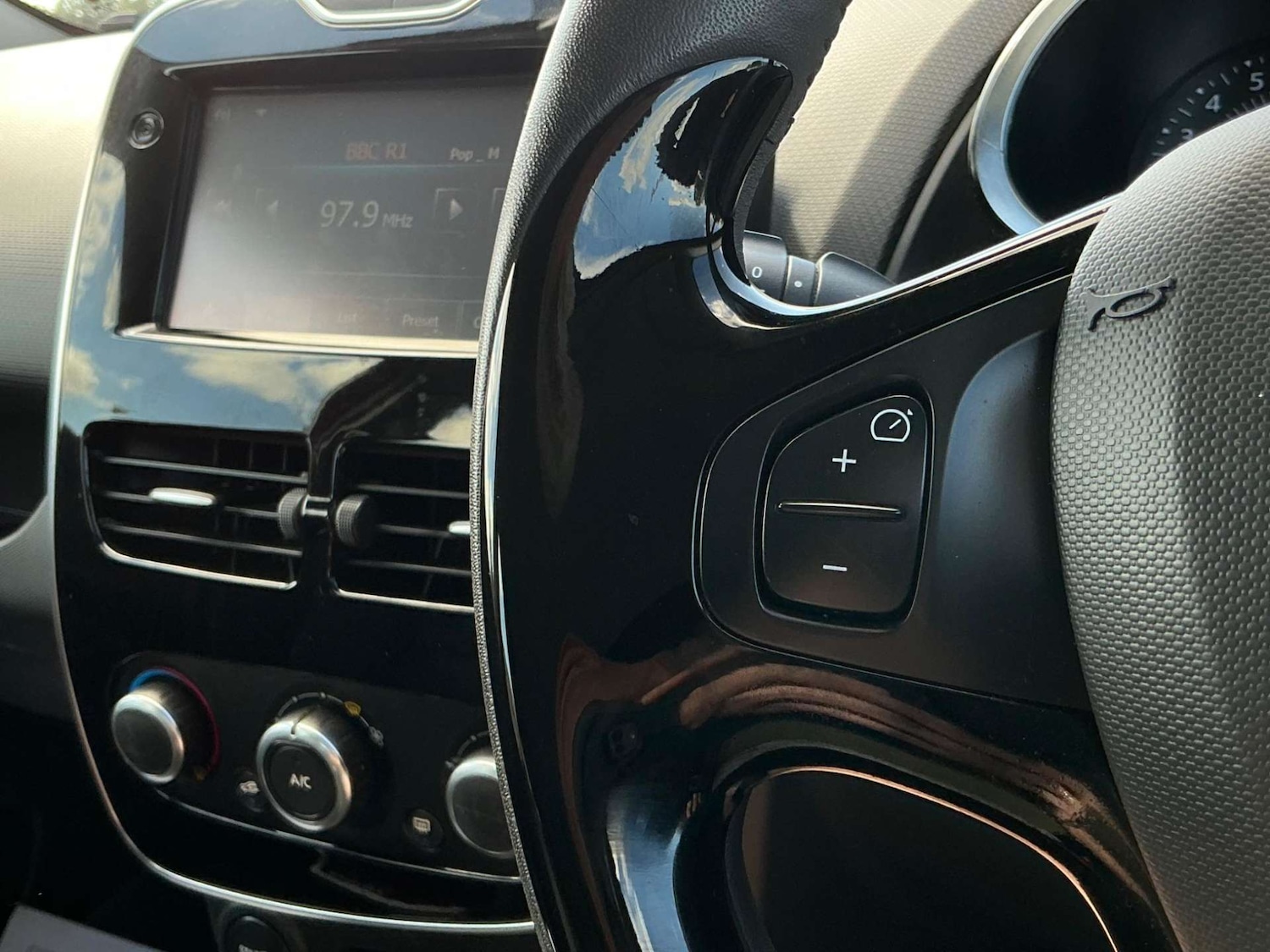 Used Renault Clio 2015 for sale - 76858868: Photo 41