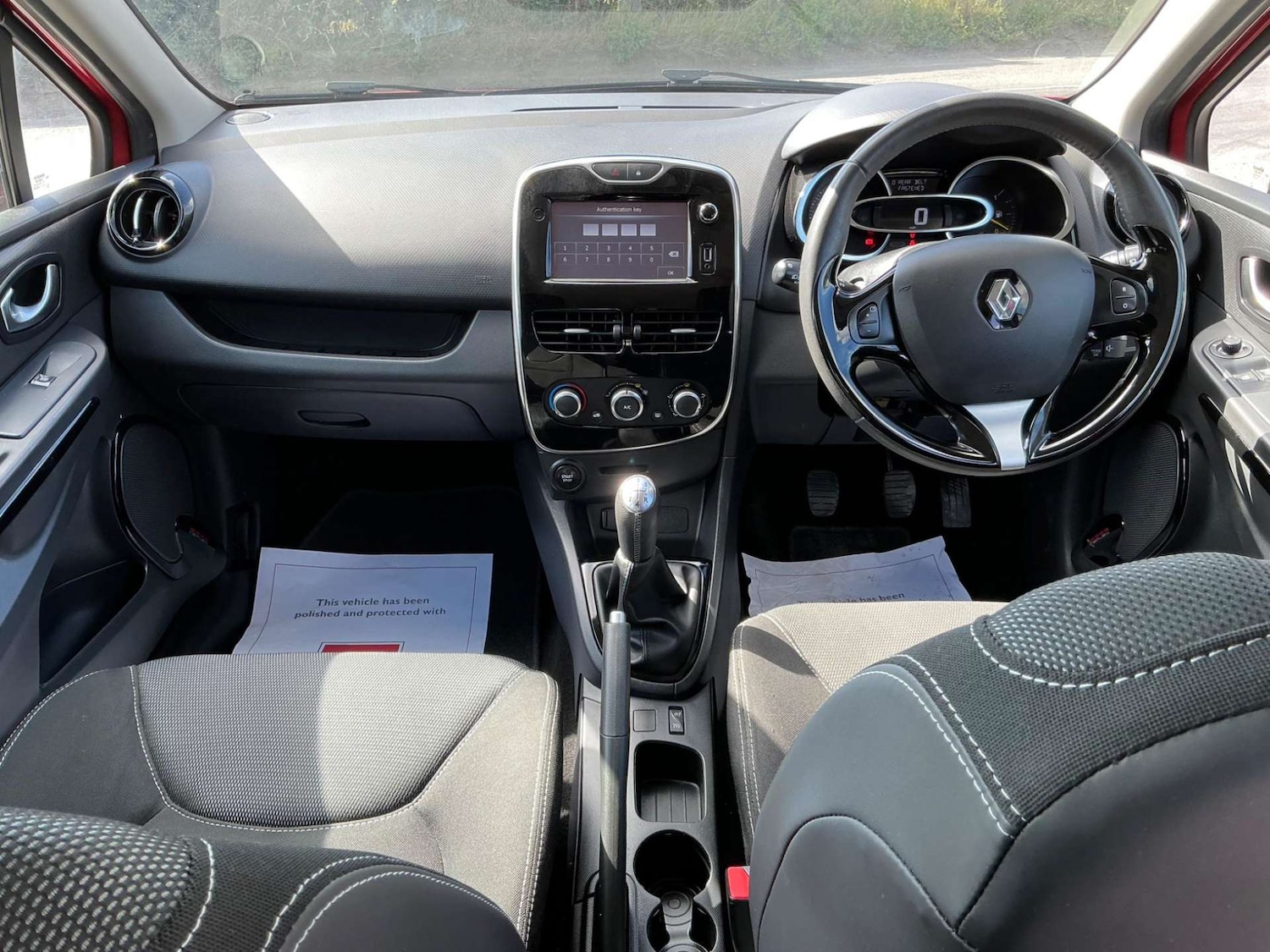 Used Renault Clio 2015 for sale - 76858868: Photo 5