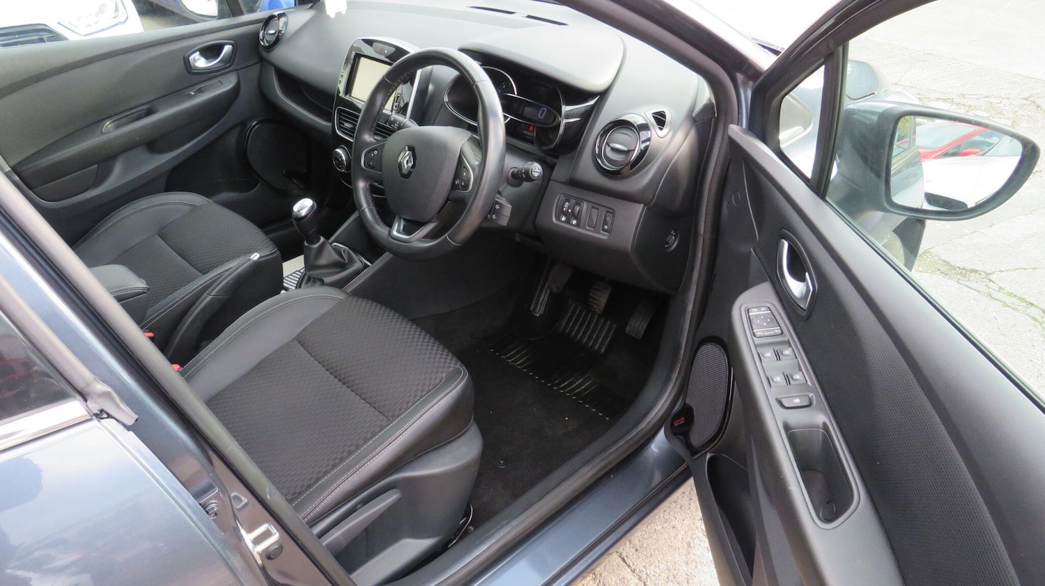 Used Renault Clio 2017 for sale - 76371192: Photo 10