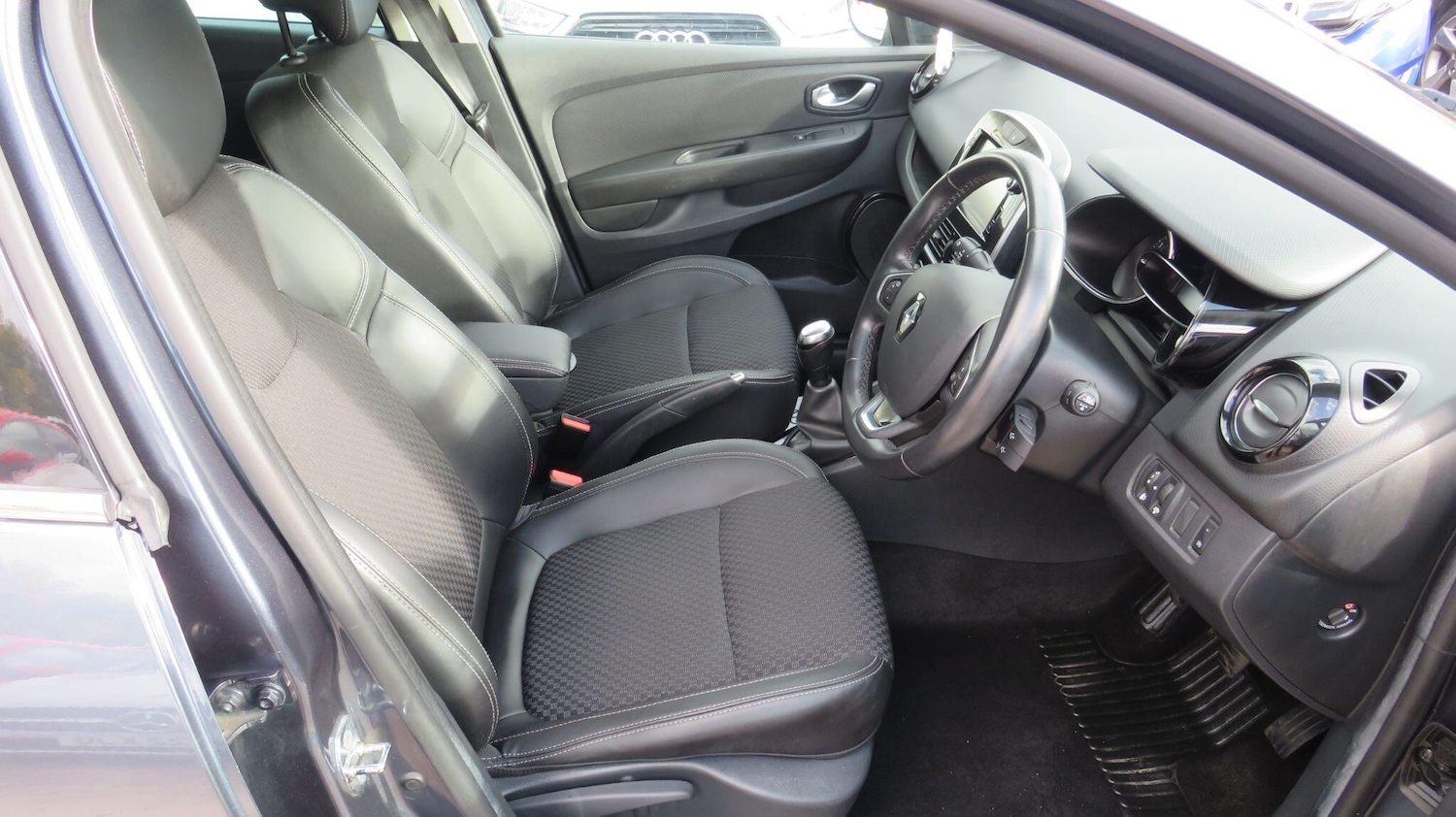 Used Renault Clio 2017 for sale - 76996444: Photo 11