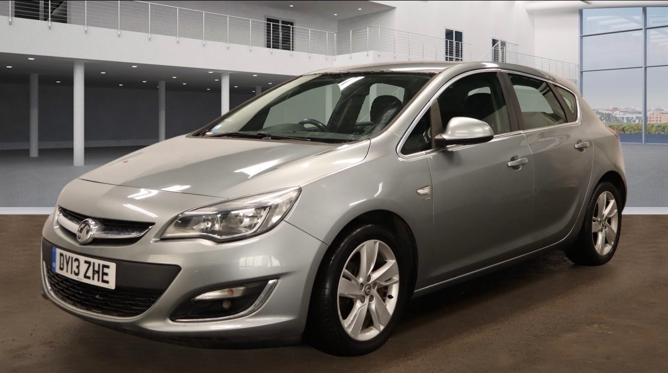 Used Vauxhall Astra 2013 for sale - 77370995: Photo 2