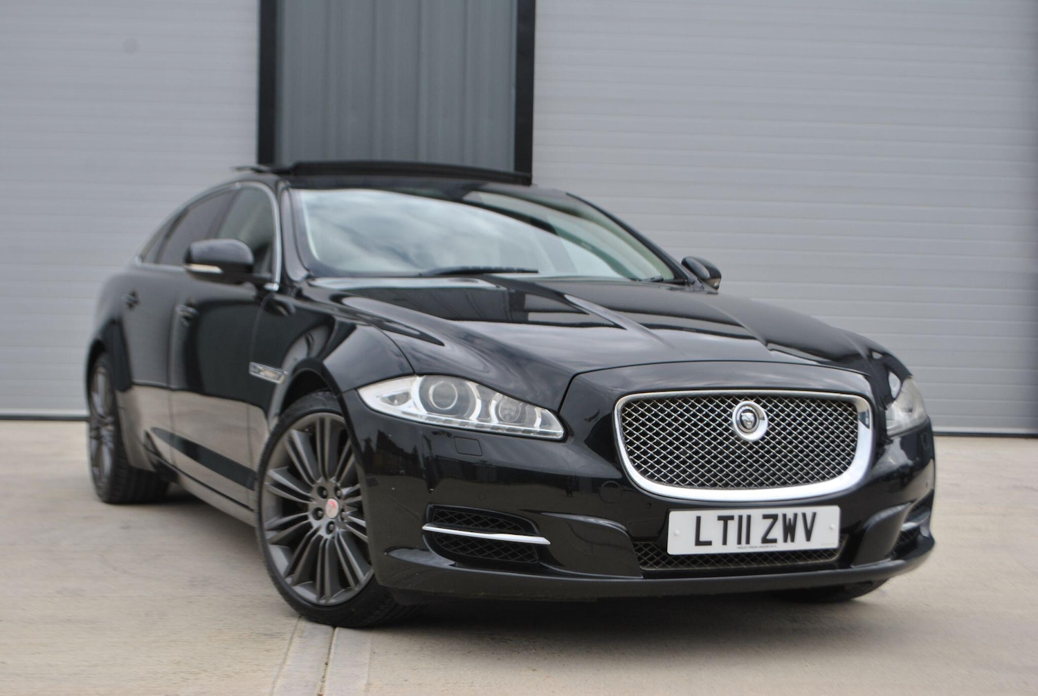 Used Jaguar XJ 2011 for sale - 76786929: Photo 1