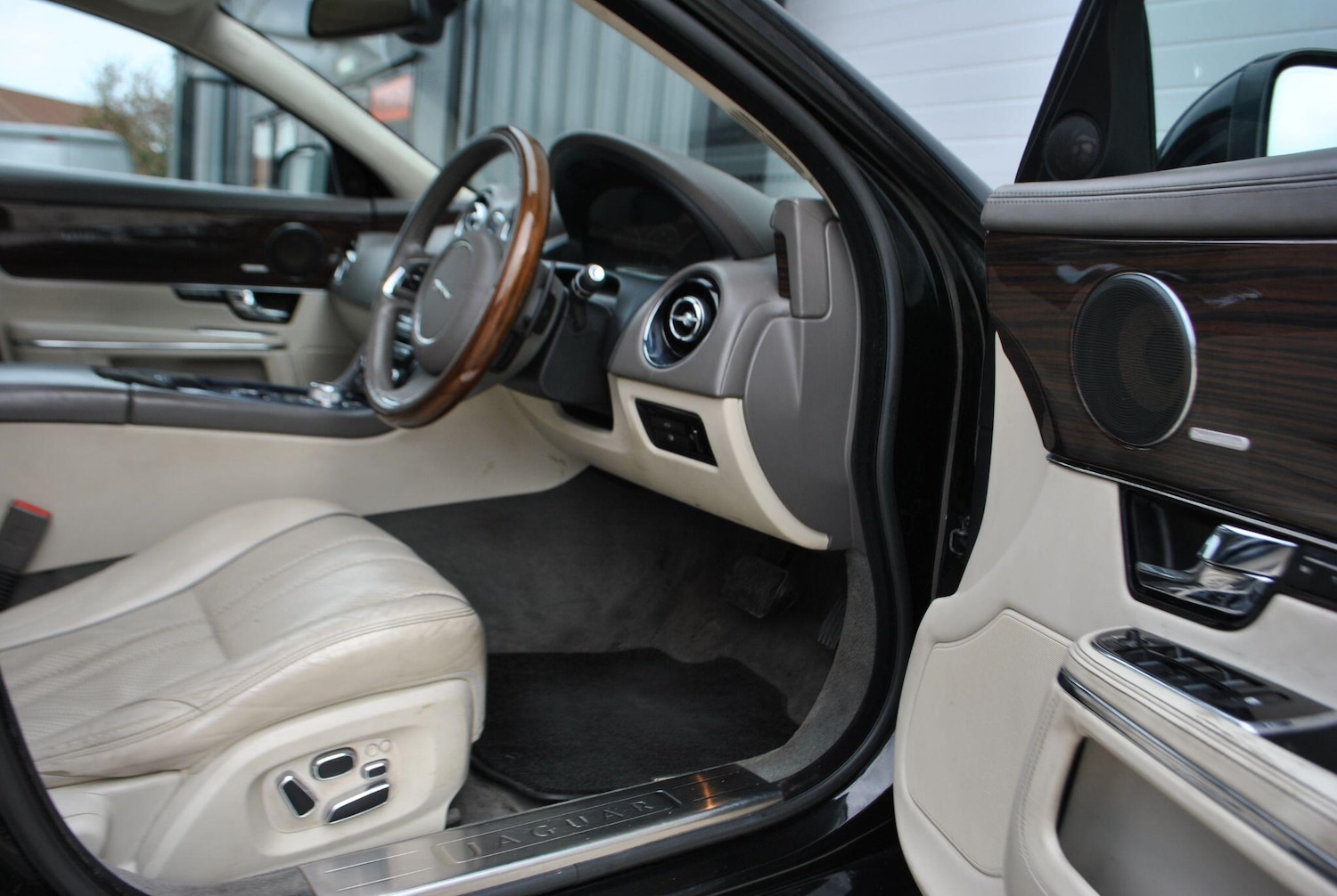 Used Jaguar XJ 2011 for sale - 76786929: Photo 22