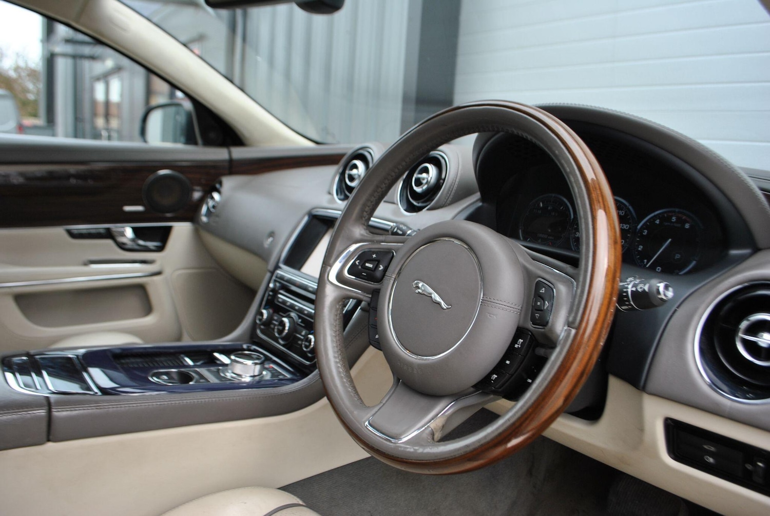 Used Jaguar XJ 2011 for sale - 76786929: Photo 24