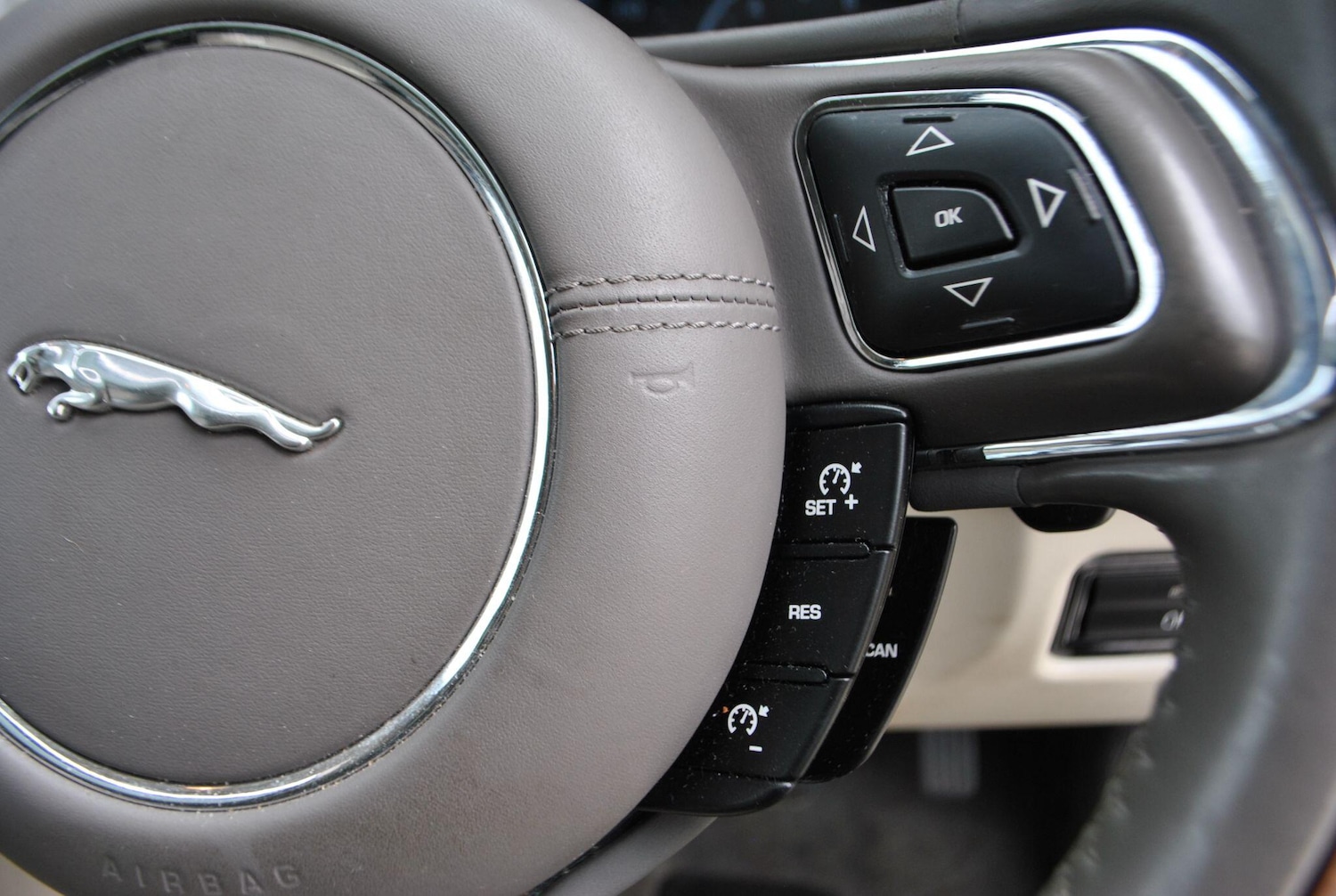 Used Jaguar XJ 2011 for sale - 76786929: Photo 32