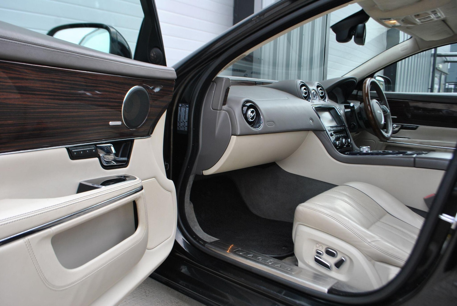 Used Jaguar XJ 2011 for sale - 76786929: Photo 8