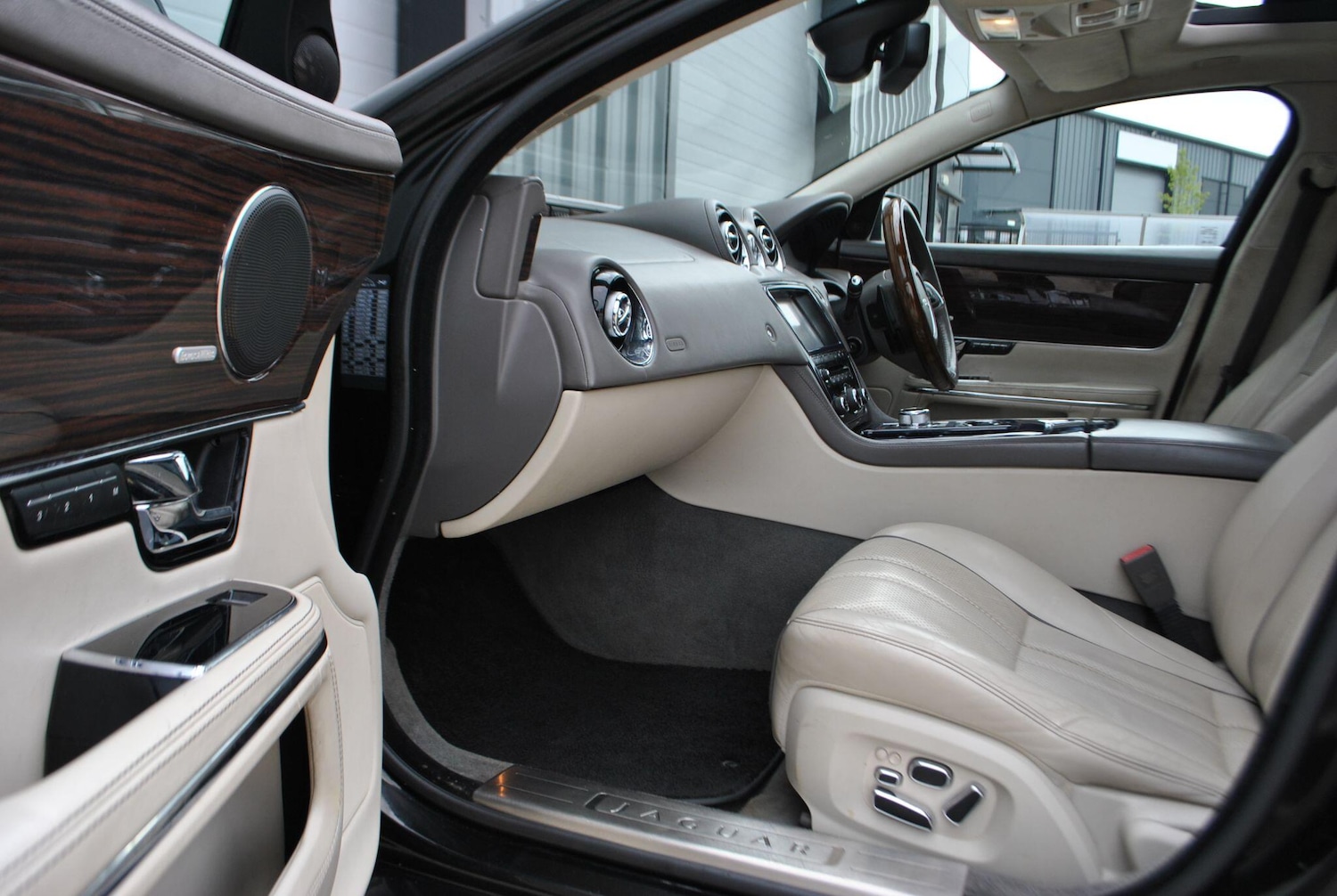 Used Jaguar XJ 2011 for sale - 76786929: Photo 9