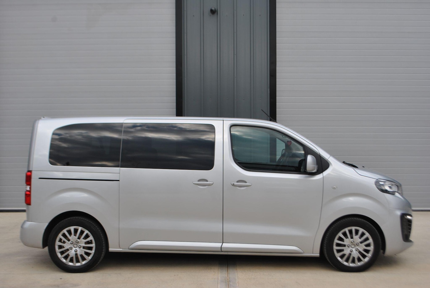 Used Peugeot Traveller 2016 for sale - 76786532: Photo 2