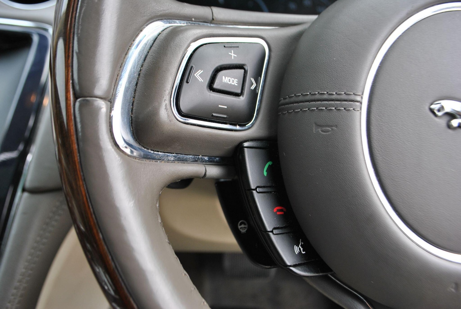 Used Jaguar XJ 2011 for sale - 75905929: Photo 31