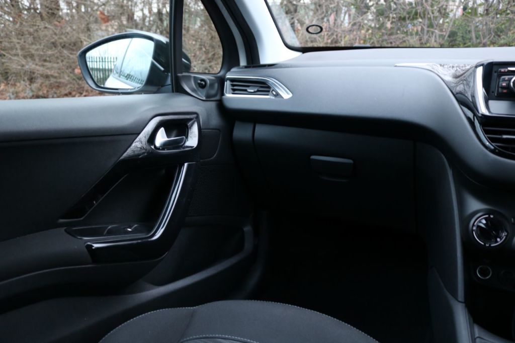 Used Peugeot 208 2013 for sale - 77546221: Photo 12