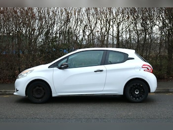 Used Peugeot 208 2013 for sale - 77546221: Photo