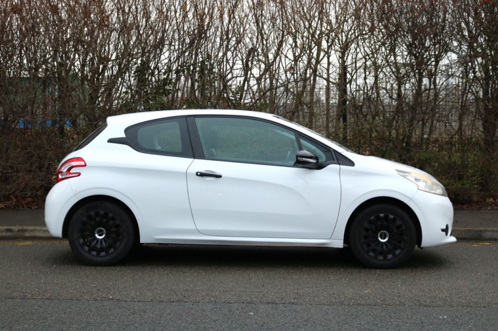 Used Peugeot 208 2013 for sale - 77546221: Photo 8