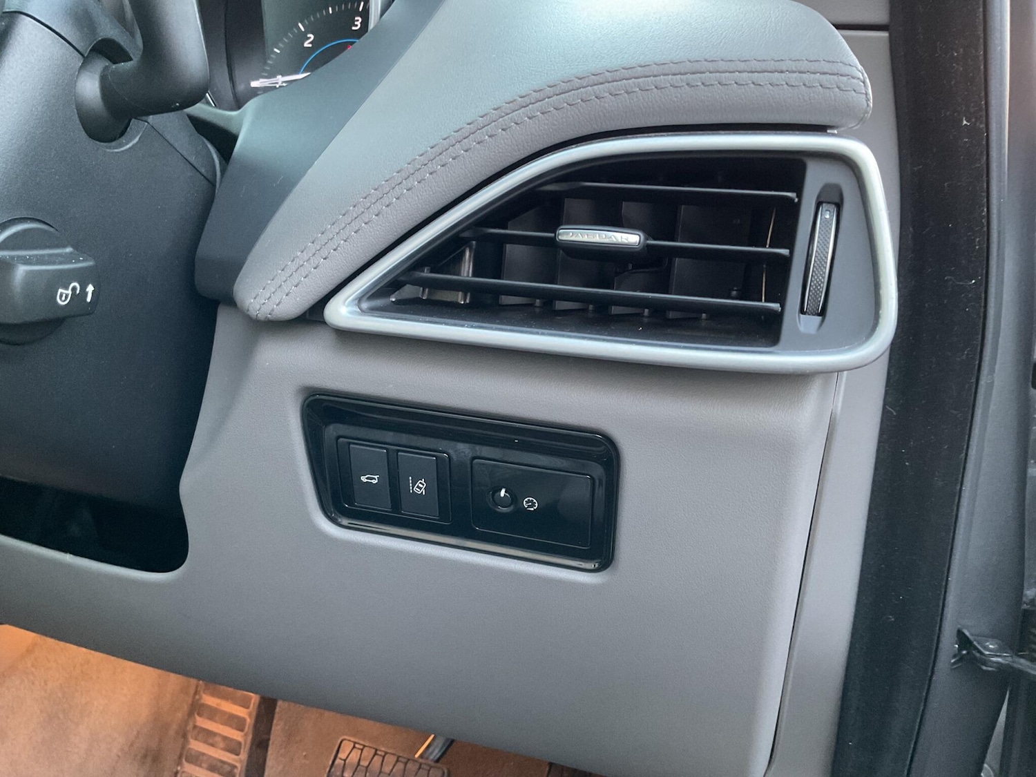 Used Jaguar F-Pace 2017 for sale - 77073871: Photo 32