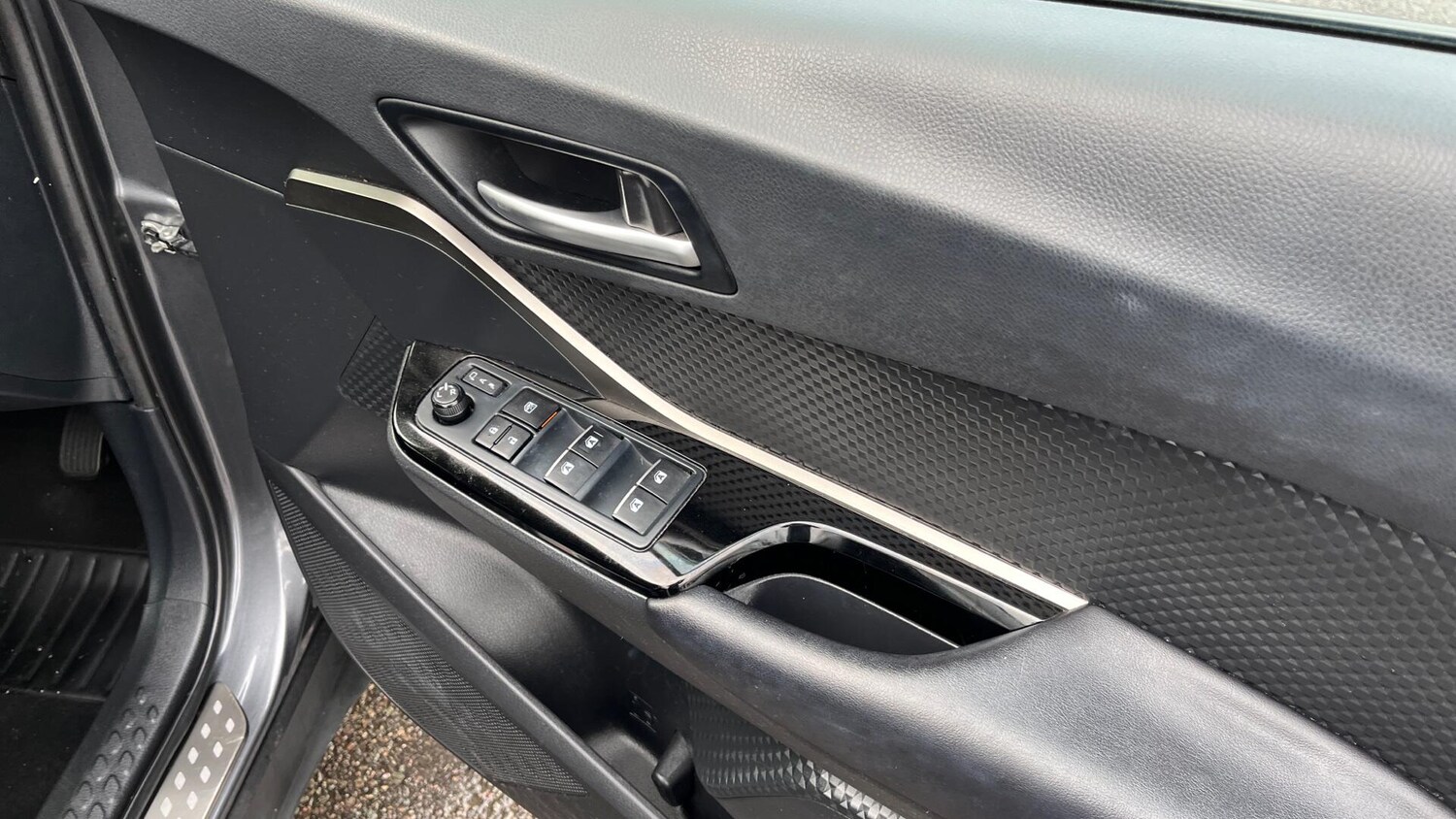 Used Toyota C-HR 2019 for sale - 76735119: Photo 25