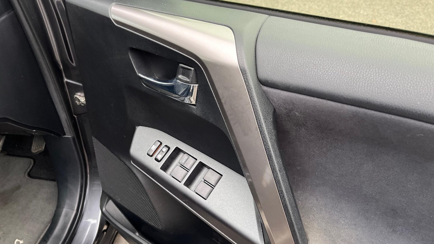 Used Toyota RAV4 2017 for sale - 76122413: Photo 25
