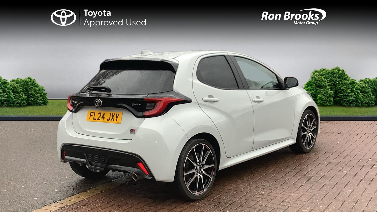 Used Toyota Yaris 2024 for sale - 76824940: Photo 2