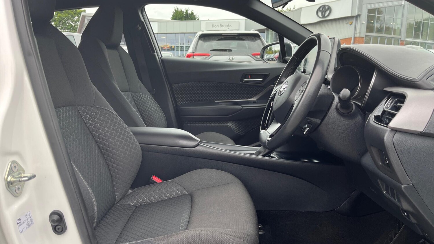 Used Toyota C-HR 2023 for sale - 75647115: Photo 11