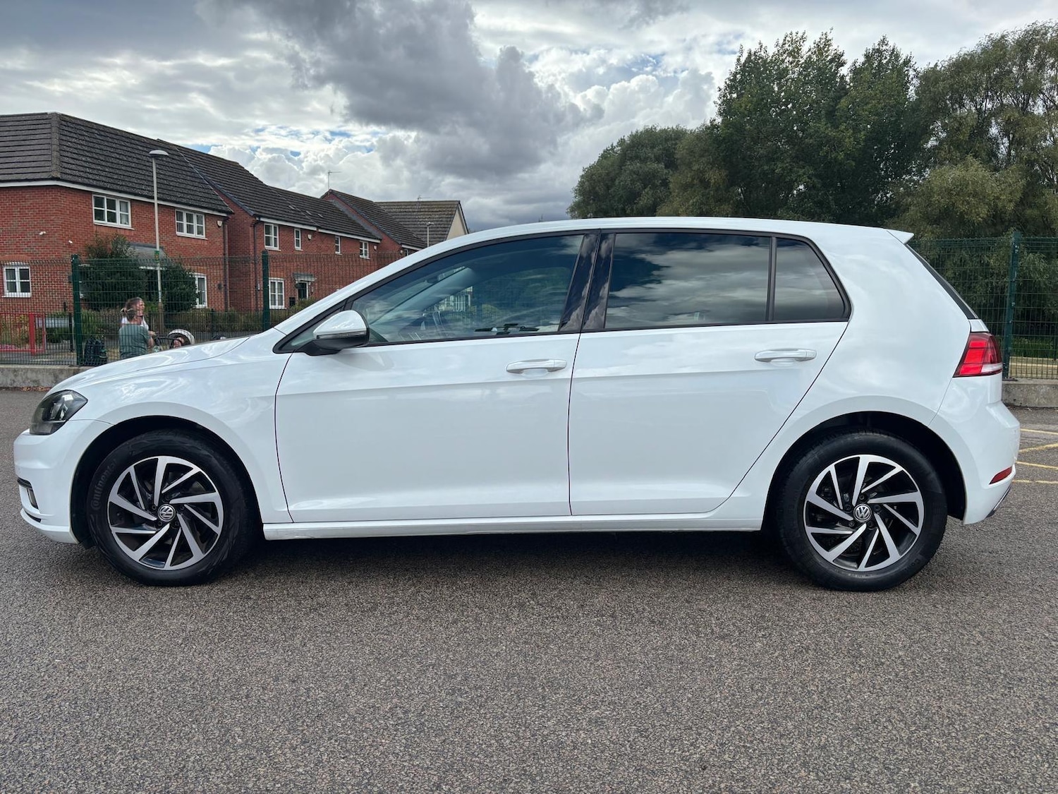 Used Volkswagen Golf 2019 for sale - 76988997: Photo 2