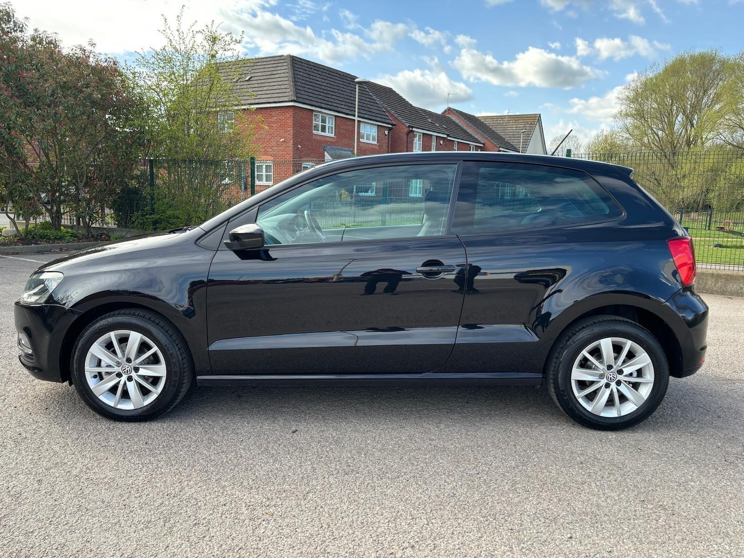 Used Volkswagen Polo 2015 for sale - 78205311: Photo 2