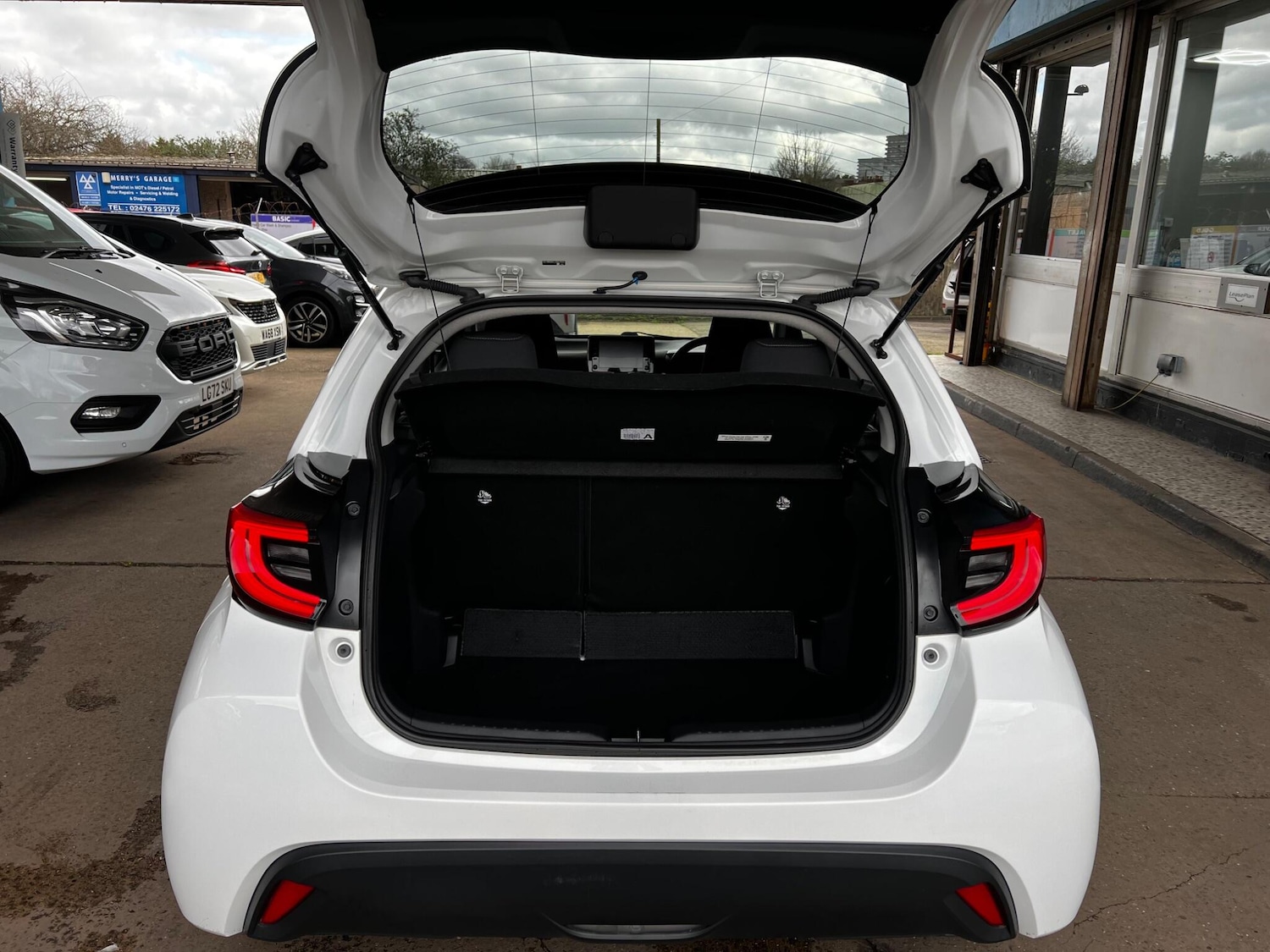 Used Toyota Yaris for sale - 77704732: Photo 8