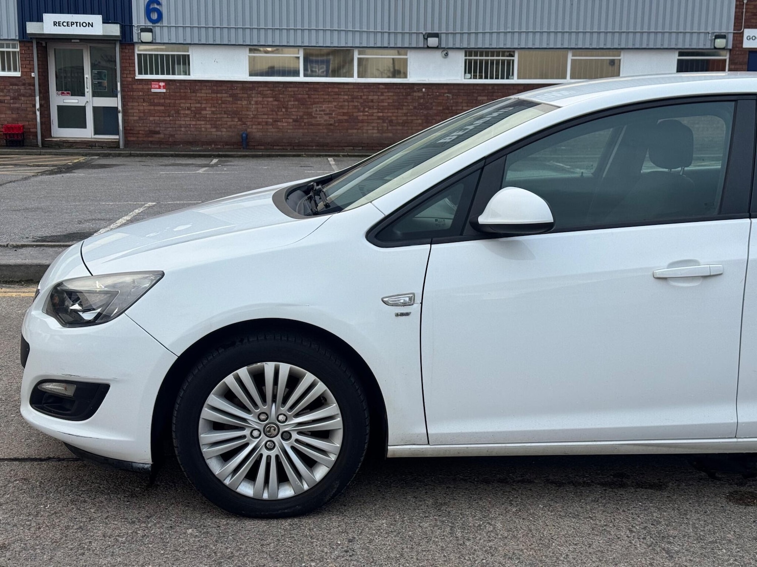 Used Vauxhall Astra 2013 for sale - 77926259: Photo 2