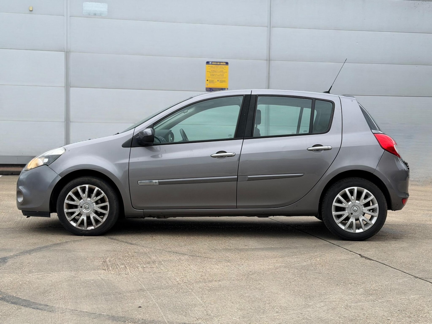 Used Renault Clio 2010 for sale - 77237720: Photo 8