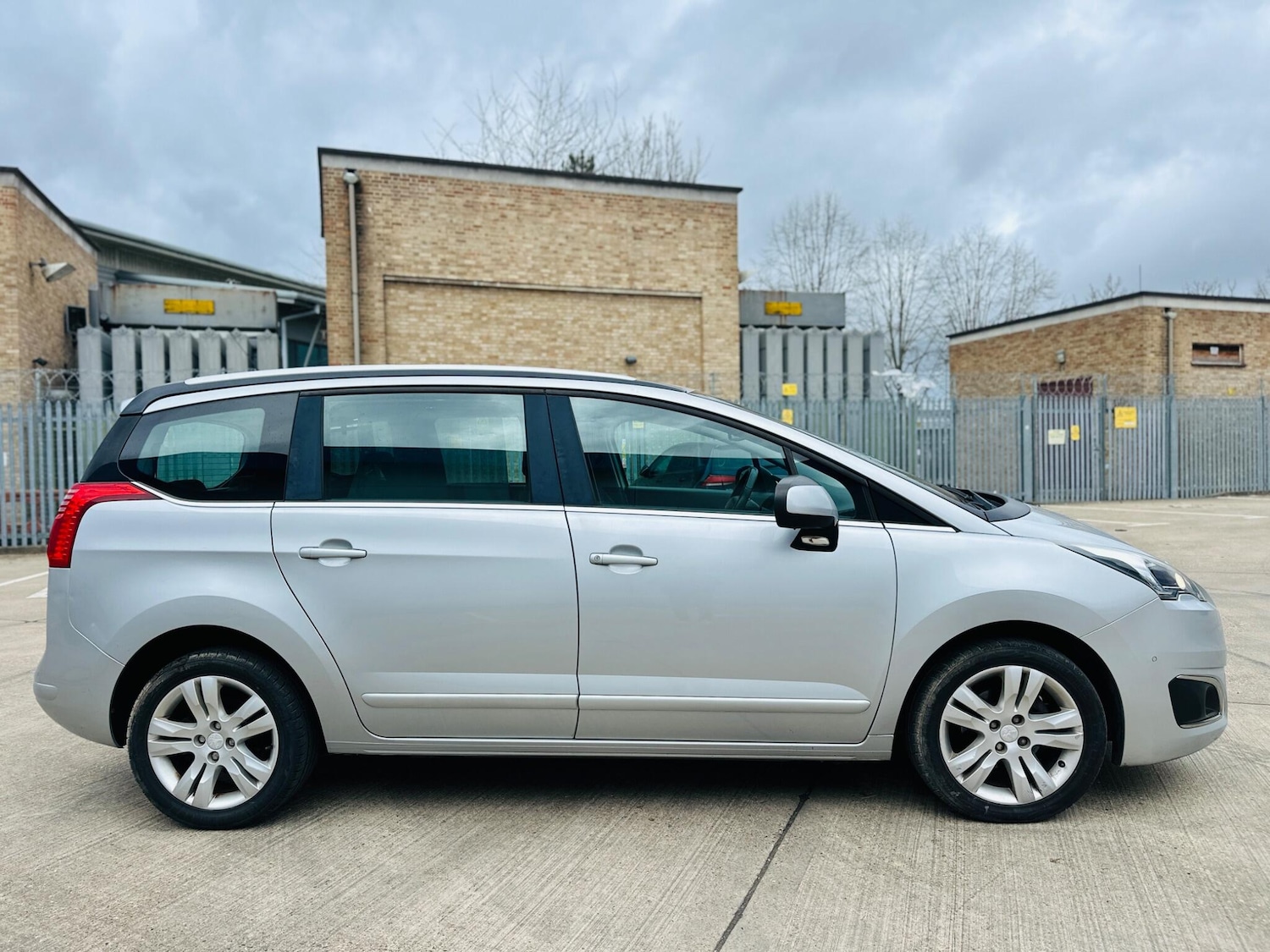 Used Peugeot 5008 2014 for sale - 77684137: Photo 8