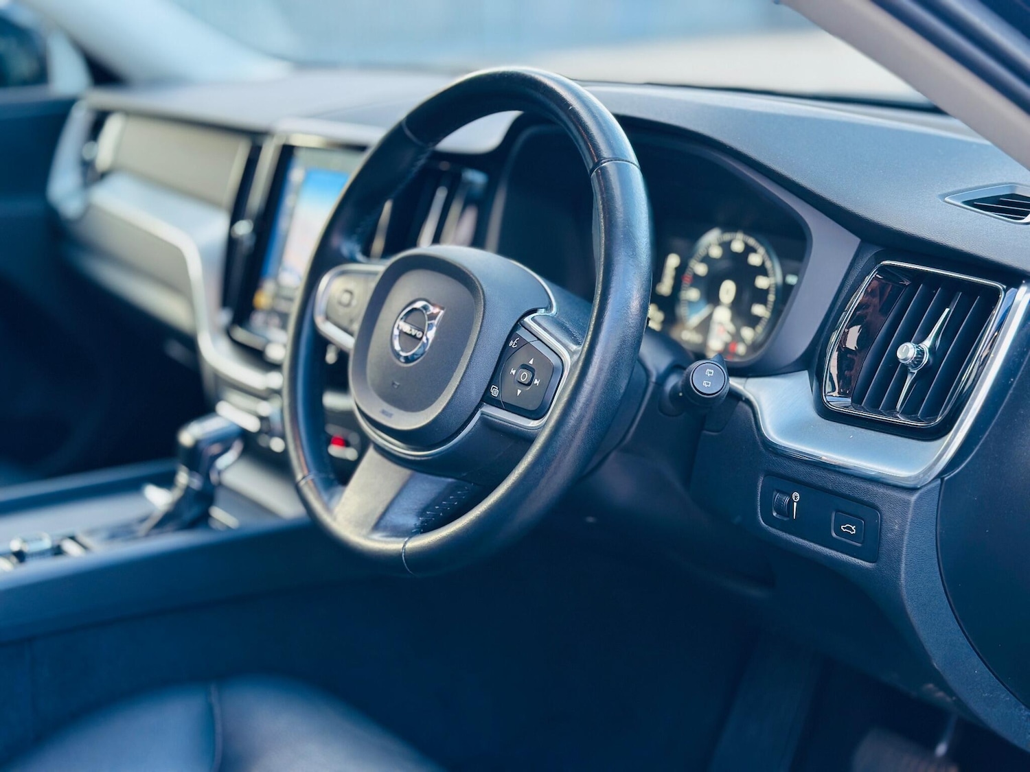 Used Volvo XC60 2018 for sale - 76269605: Photo 25