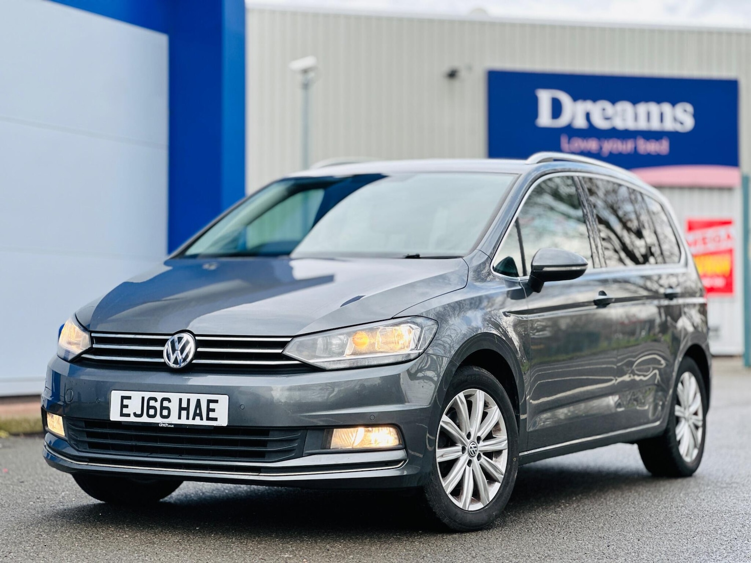 Used Volkswagen Touran 2016 for sale - 77292079: Photo 2