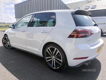 Used Volkswagen Golf 2017 for sale - 76271107: Photo 2
