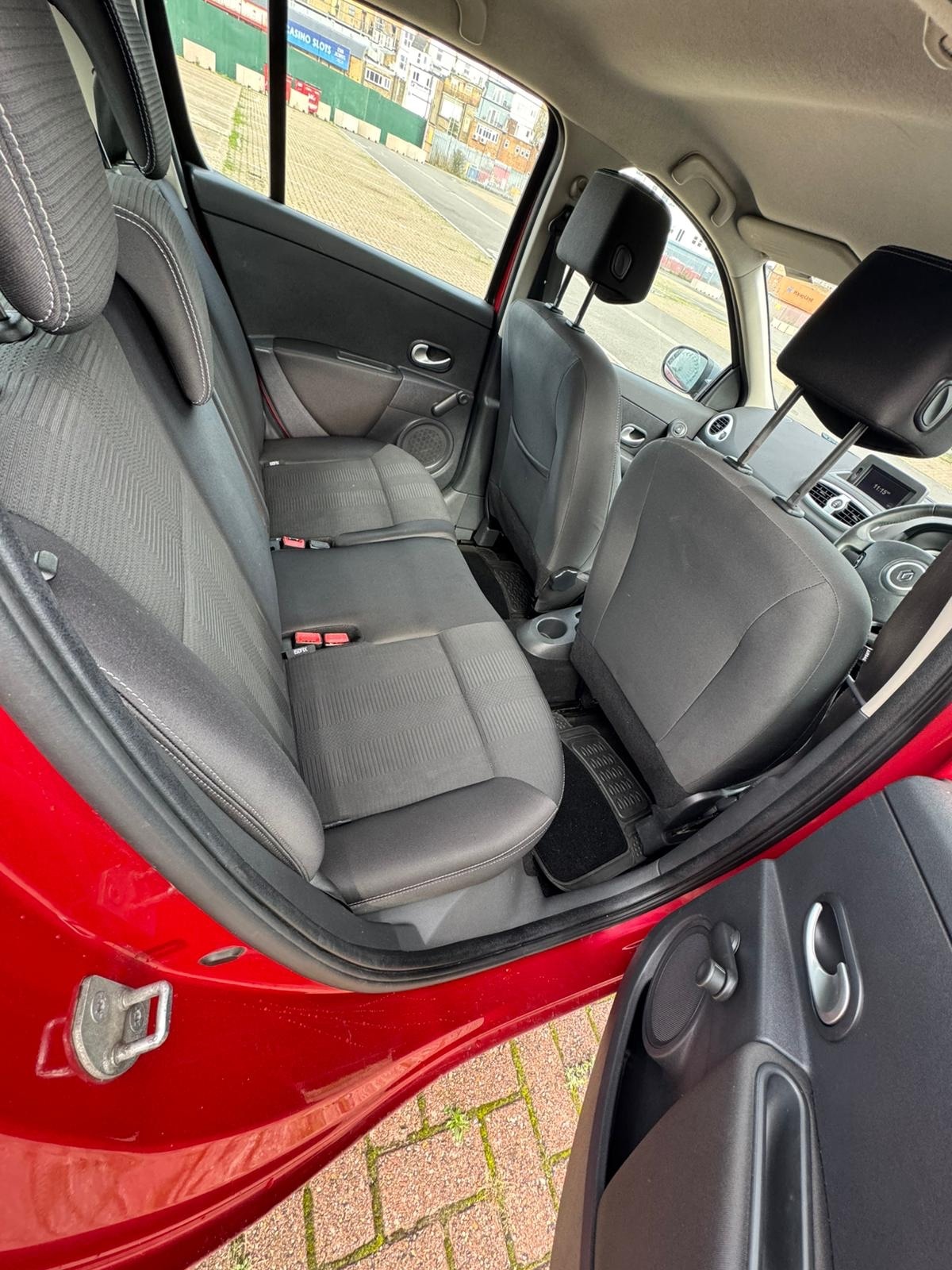 Used Renault Clio 2010 for sale - 76352105: Photo 10