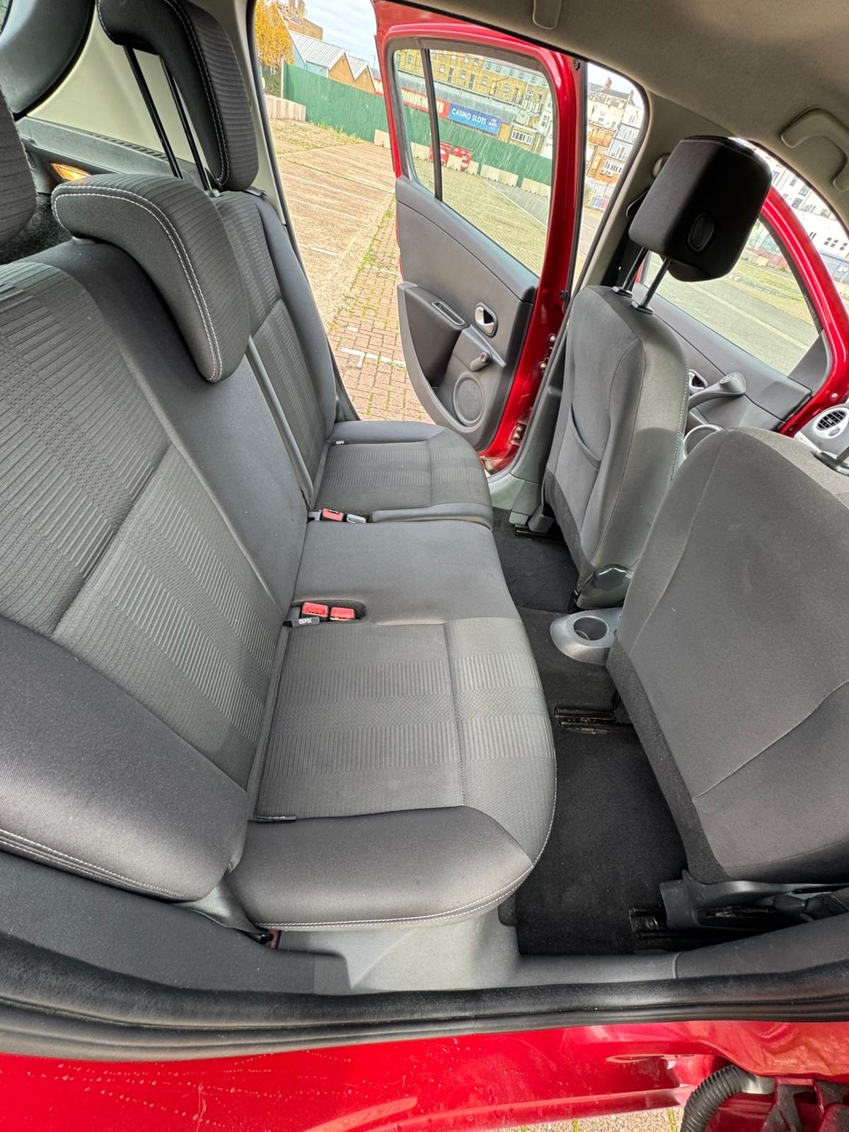 Used Renault Clio 2010 for sale - 76352105: Photo 11