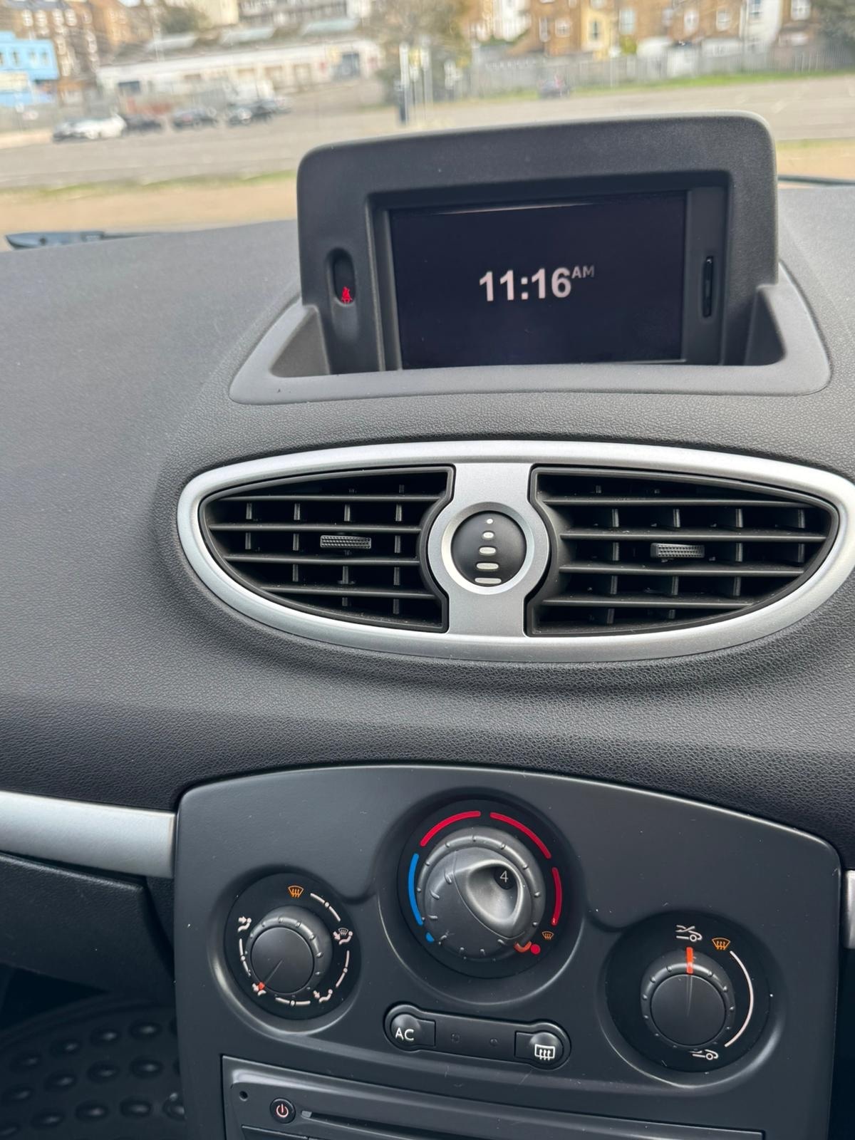 Used Renault Clio 2010 for sale - 76352105: Photo 9