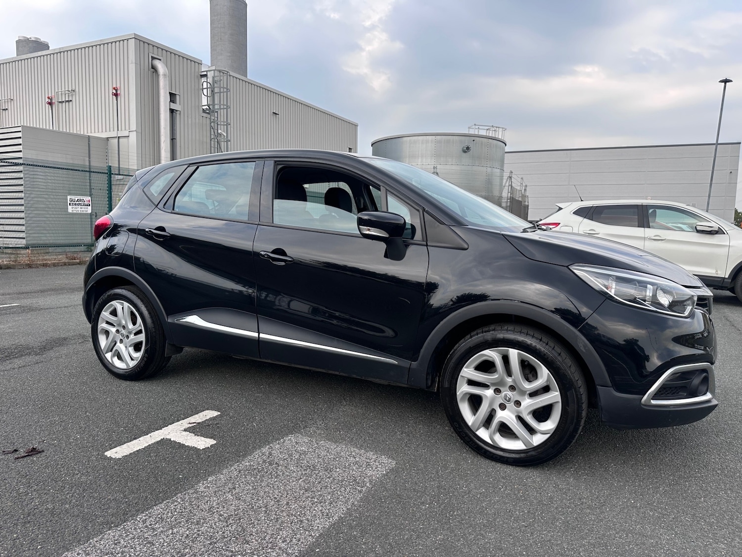 Used Renault Captur 2017 for sale - 76312289: Photo 2
