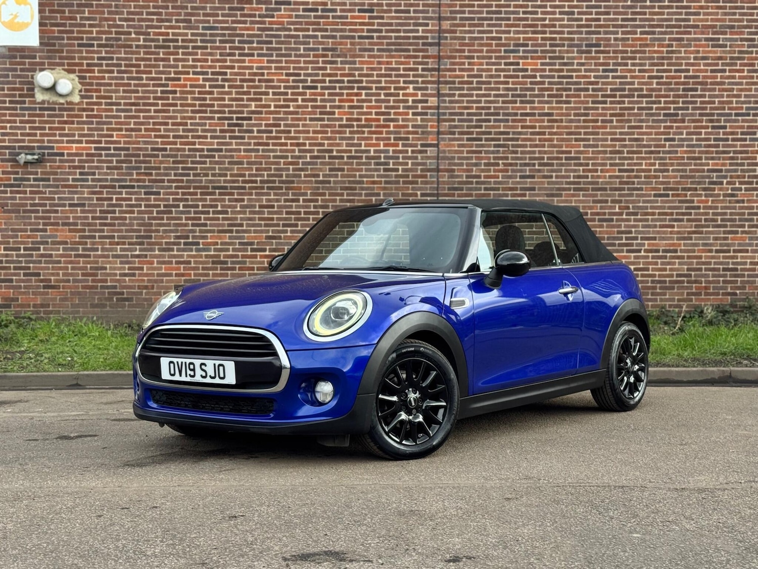 Used MINI Convertible 2019 for sale - 77957290: Photo 2