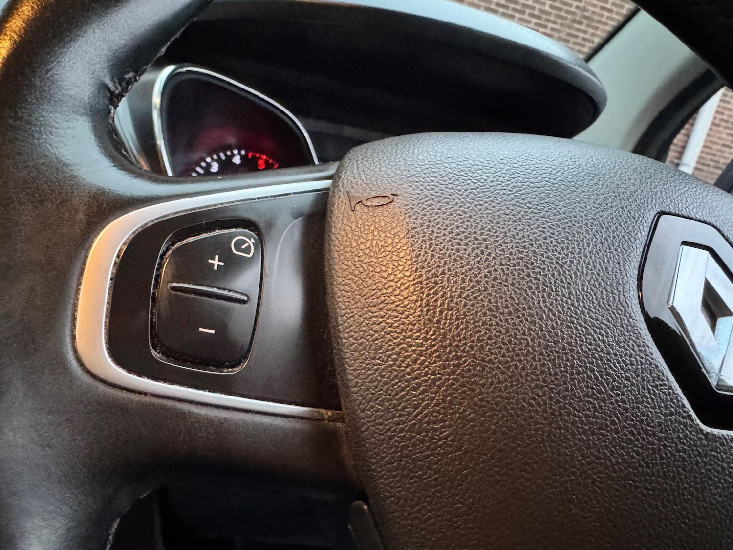 Used Renault Captur for sale - 77683936: Photo 31