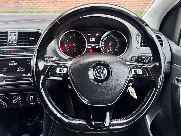 Used Volkswagen Polo 2015 for sale - 76282869: Photo 36