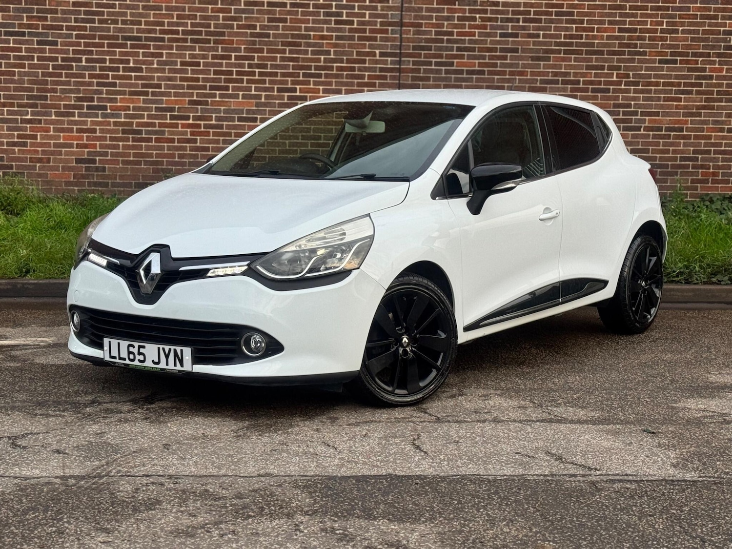 Used Renault Clio 2015 for sale - 76361128: Photo 2