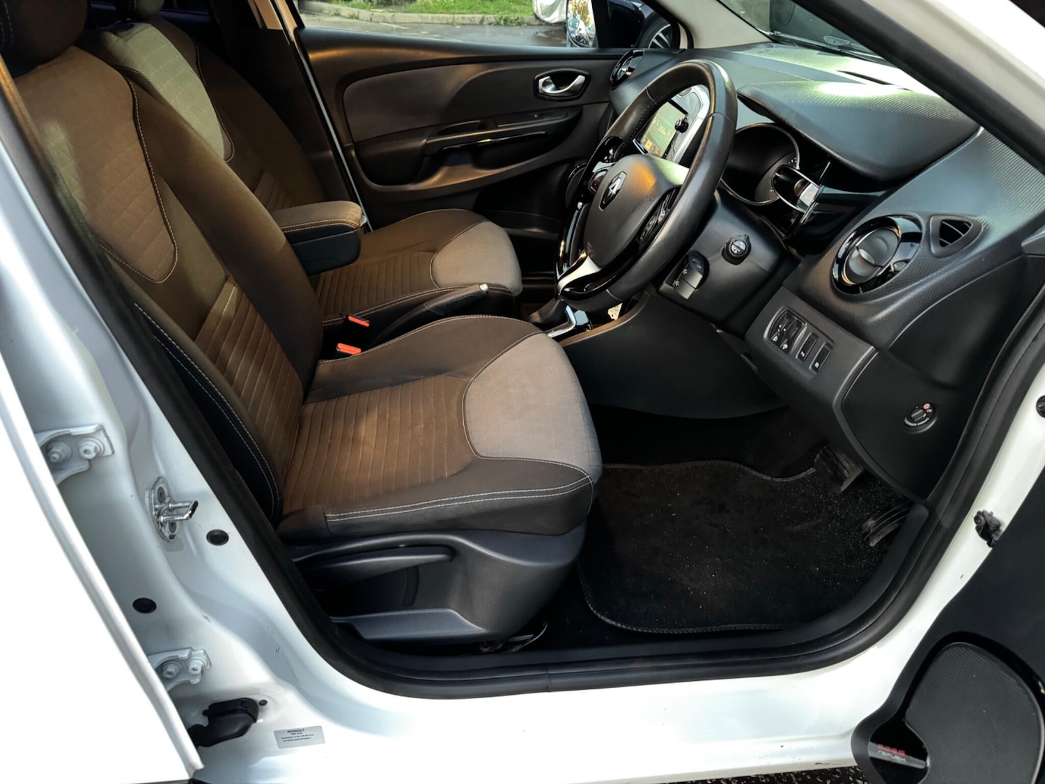 Used Renault Clio 2015 for sale - 76361128: Photo 24