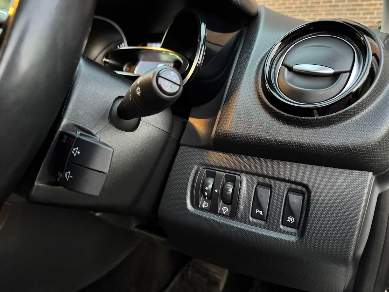 Used Renault Clio 2015 for sale - 76361128: Photo 28