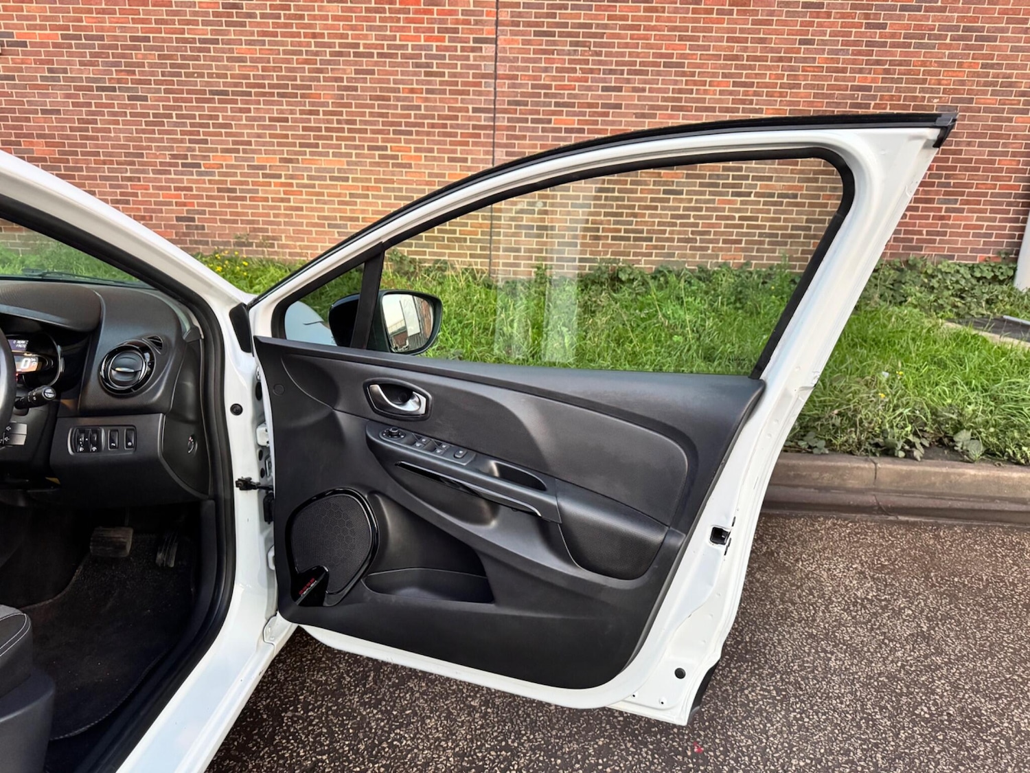 Used Renault Clio 2015 for sale - 76361128: Photo 32